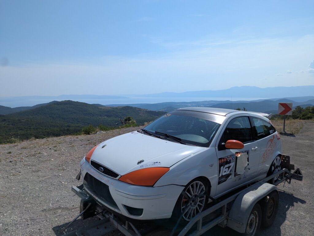Ford Focus Ramšak Motorsport na prikolici, v ozadju Kvarner