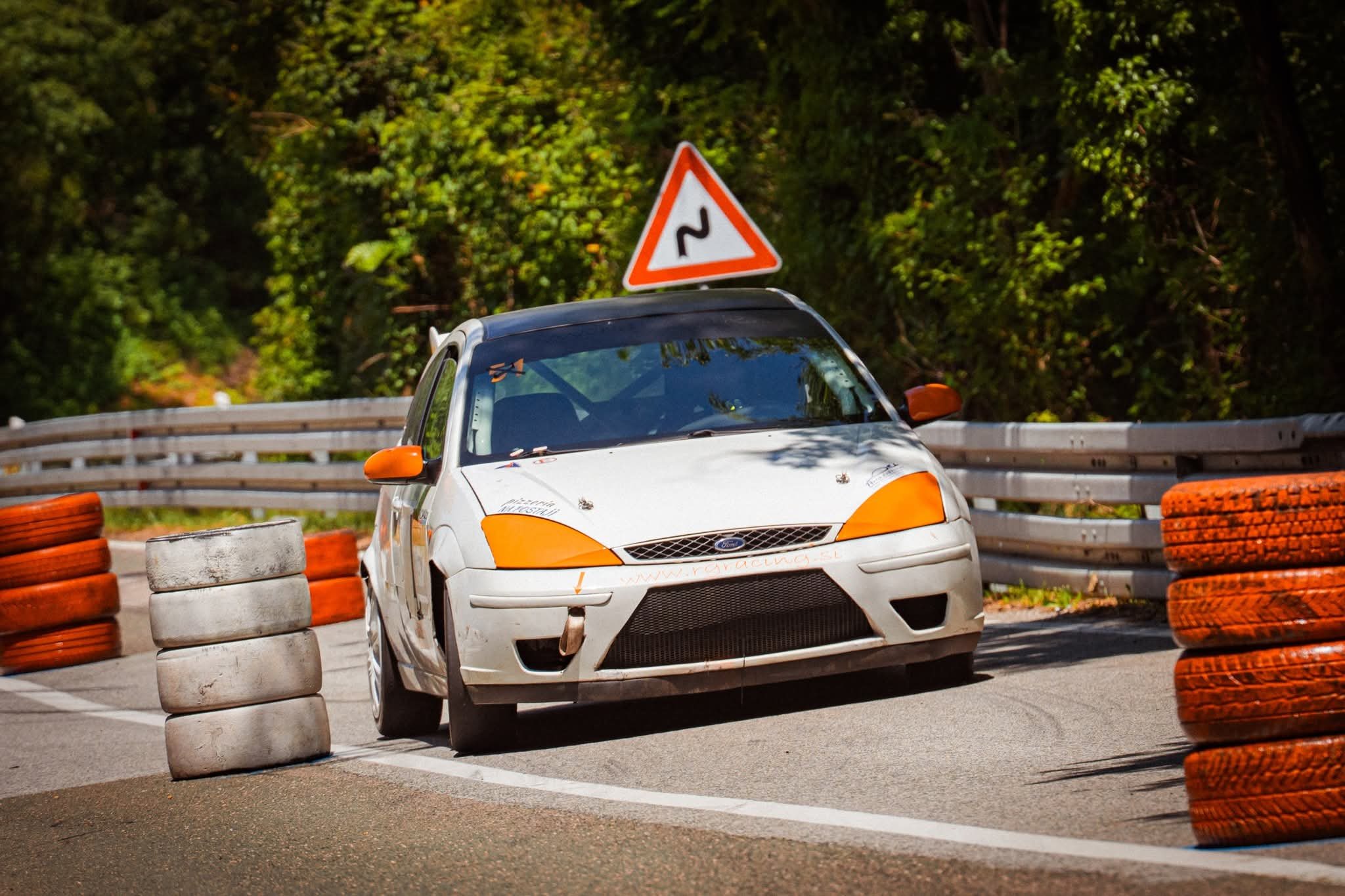 Ford Focus Ramšak Motorsport v zavoju na avtoslalomu