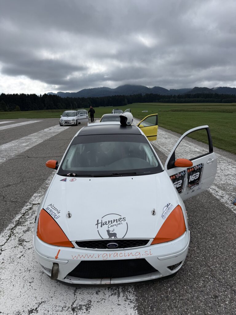Logotip Hannes Camper na pokrovu Forda Focus