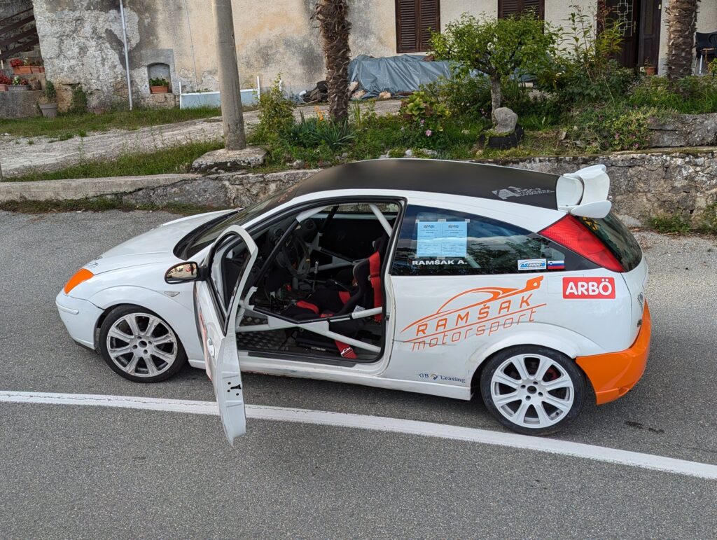 Ford Focus Ramšak Motorsport z logotipi partnerjev