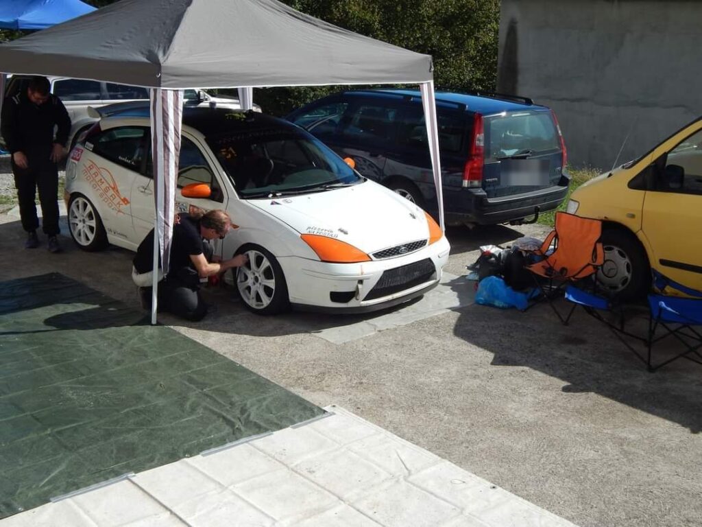 Pizzeria Na postaji decal on the Ford Focus in the service area