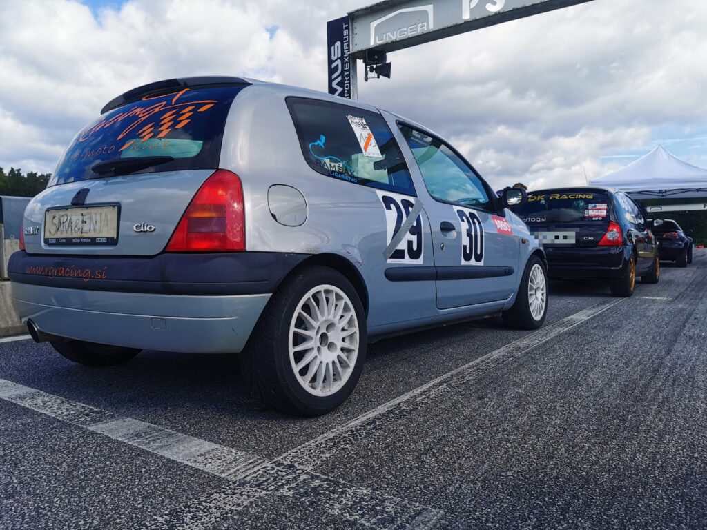 Ramšak Motorsport Renault Clio with race numbers